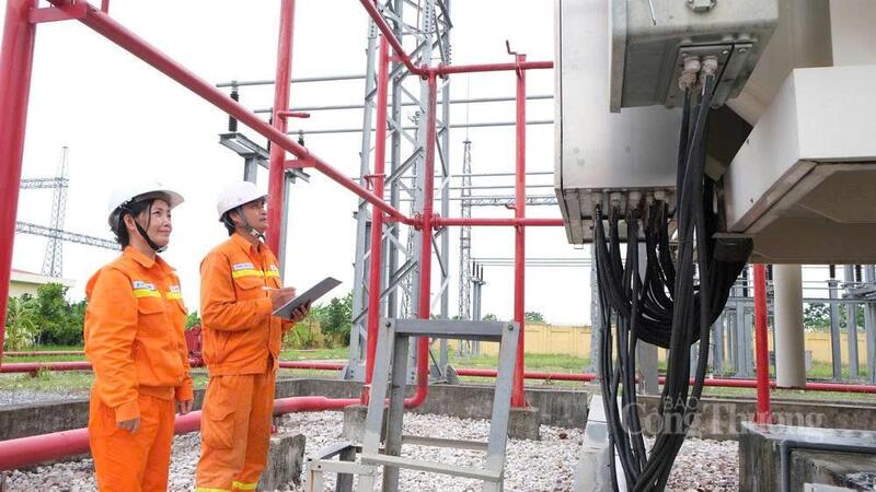Lực lượng vận hành TBA 500kV Tây Hà Nội kiểm tra thiết bị trong trong giờ cao điểm nắng nóng. Ảnh: Mạnh Hùng