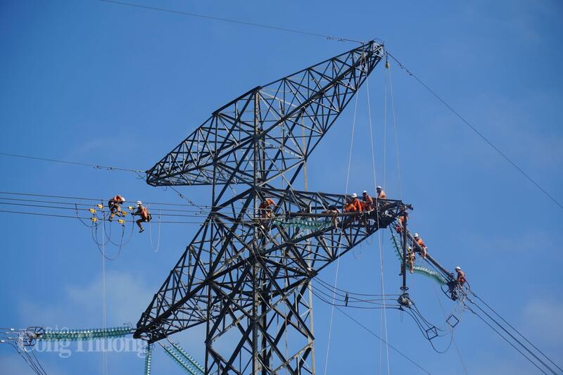 Công ty Truyền tải điện 1 huy động gần 400 lao động sửa chữa, thay sứ đường dây 500kV Vũng Áng - Quảng Trị đảm bảo cung cấp điện cho miền Bắc trong mùa nắng nóng 2026. Ảnh: Thu Hường