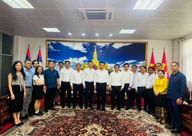 Đoàn công tác Bộ Công Thương Việt Nam chào, báo cáo Bộ trưởng Bộ Công Thương Lào về chương trình làm việc của Nhóm công tác.