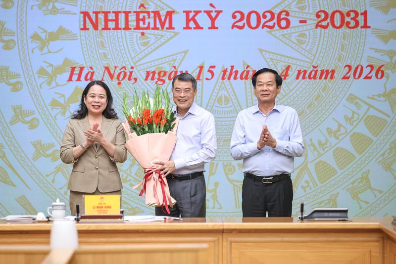 Phó Chủ tịch nước, Phó Chủ tịch Thứ nhất Hội đồng Thi đua - Khen thưởng Trung ương Võ Thị Ánh Xuân và Bộ trưởng Bộ Nội vụ, Phó Chủ tịch Thường trực Hội đồng Đỗ Thanh Bình tặng hoa chúc mừng Thủ tướng Lê Minh Hưng, Chủ tịch Hội đồng Thi đua - Khen thưởng Trung ương - Ảnh: VGP/Nhật Bắc