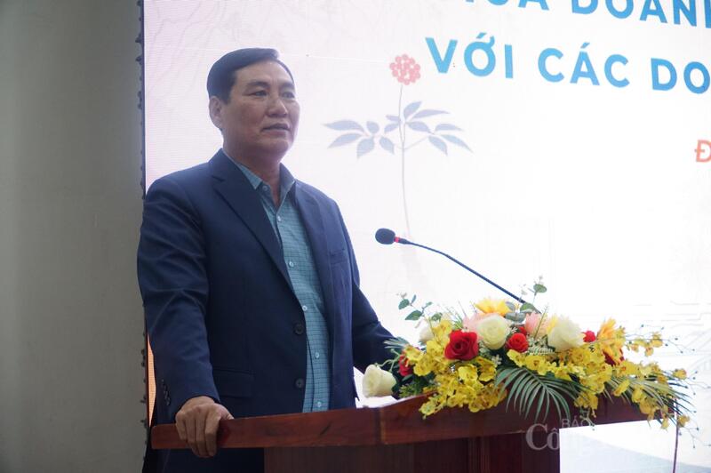 Ông Hứa Trường Sơn, Phó Giám đốc Sở Công Thương TP. Cần Thơ giới thiệu các sản phẩm nông sản đặc trưng, tiêu biểu của thành phố.