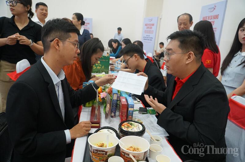 Các doanh nghiệp kết nối tại hội nghị