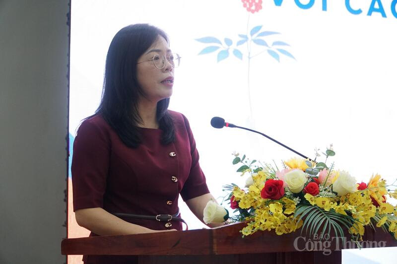 Bà Đàm Thu Liễu, Phó Giám đốc Sở Công Thương tỉnh Cao Bằng giới thiệu các đặc sản miền núi phía Bắc đến doanh nghiệp miền Trung.