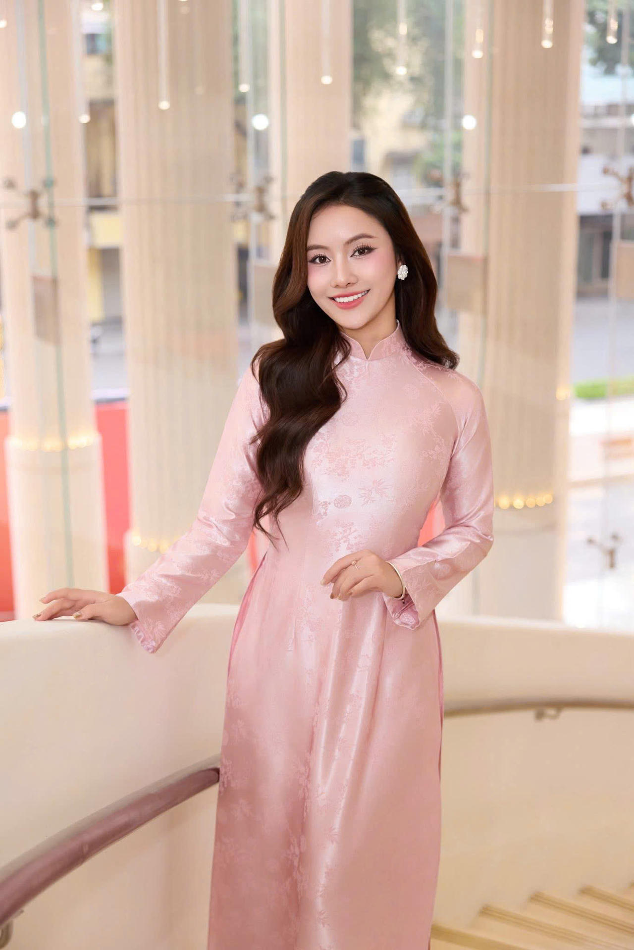 Giọng hát của Yên Hà nhẹ nhàng, tự nhiên như lời tâm tình của đứa con phương xa trở về dịp Tết Thanh minh. (Ảnh: V.Hà)