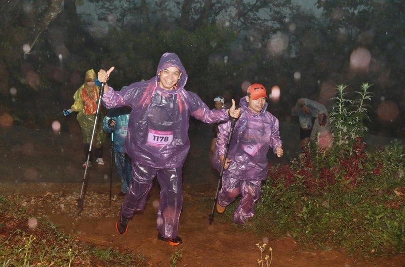 Các vận động viên hào hứng khi tham gia giải leo núi.