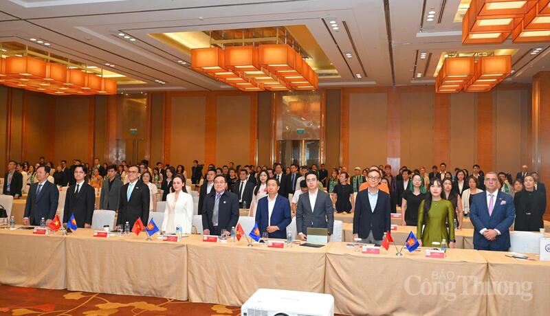 Đại biểu tham dự sự kiện.