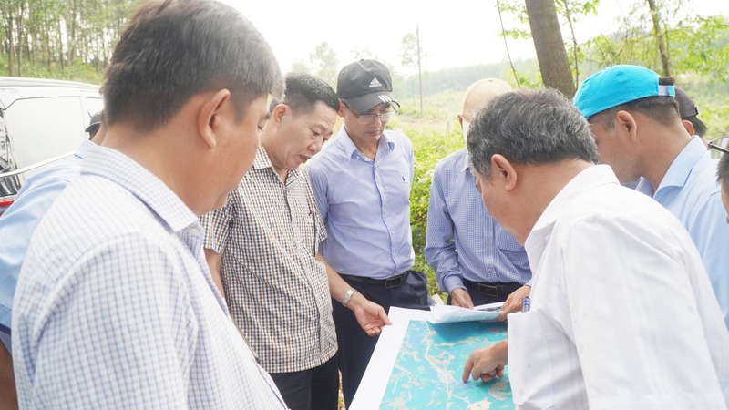 Phó Chủ tịch UBND thành phố Huế Hà Văn Tuấn (thứ 2 trái qua) kiểm tra thực địa đầu tư tại CCN Bình Thành, xã Bình Điền. Ảnh: M. Hiếu