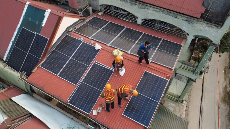 Hoạt động lắp đặt điện mặt trời mái nhà tại phường Thục Phán, tỉnh Cao Bằng.