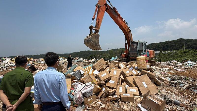 Quản lý thị trường Lâm Đồng phối hợp với lực lượng chức năng liên quan tiến hành tiêu hủy các tang vật. Ảnh: Quốc Khánh