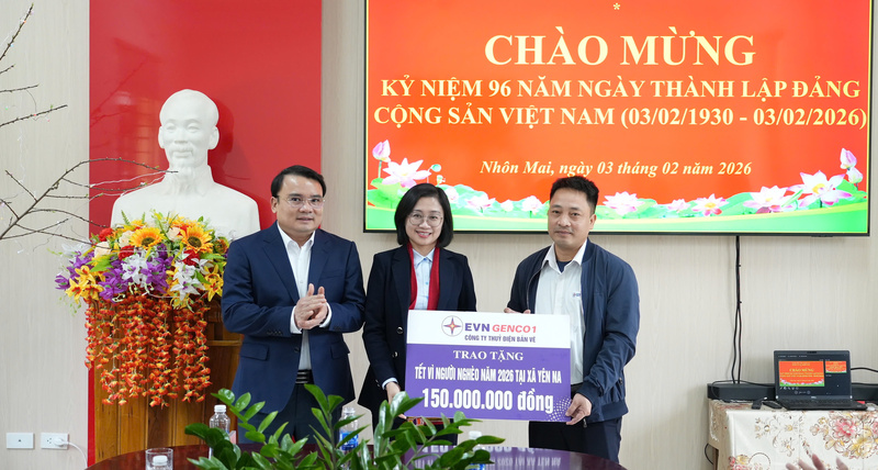 Công ty hỗ trợ chương trình Tết vì người nghèo cho xã Yên Na. Ảnh: Linh Chi