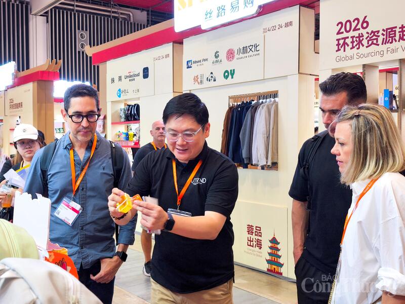 Khách tham quan, tìm kiếm nguồn hàng tại triển lãm. Ảnh: Thừa Ngọc