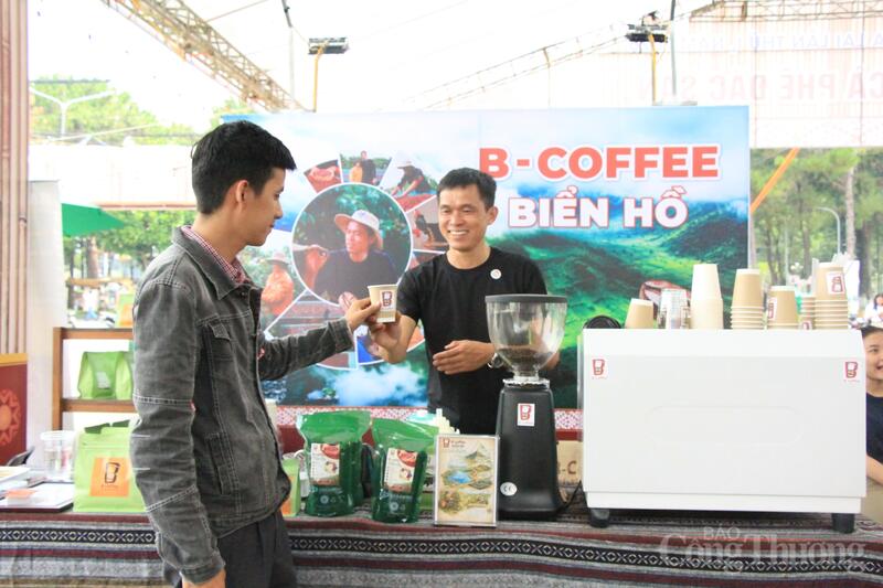 Du khách trải nghiệm thưởng thức cà phê đặc sản.