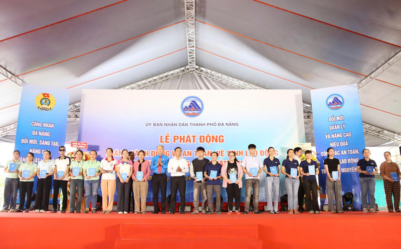 Trao quà cho các đoàn viên, người lao động có hoàn cảnh khó khăn. Ảnh: Bình An