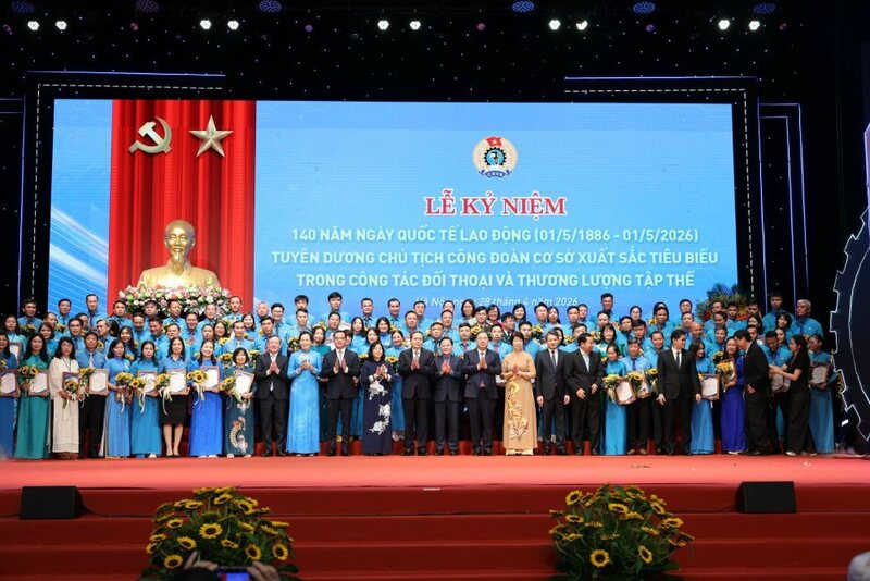 Các đồng chí lãnh đạo Đảng, Nhà nước chụp ảnh lưu niệm cùng các Chủ tịch Công đoàn cơ sở xuất sắc tiêu biểu. Ảnh: Hải Nguyễn