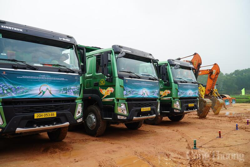 Nhân lực, máy móc thiết bị được huy động để triển khai dự án