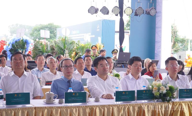 Đại biểu tham dự lễ khởi công