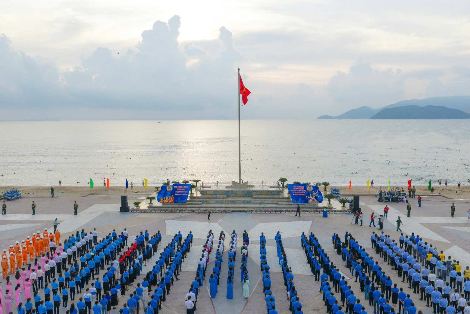 Lễ chào cờ tháng 5 thu hút đông đảo cán bộ, công nhân viên, đoàn viên và người lao động thuộc nhiều ngành nghề tham gia. Ảnh: Phương Linh.