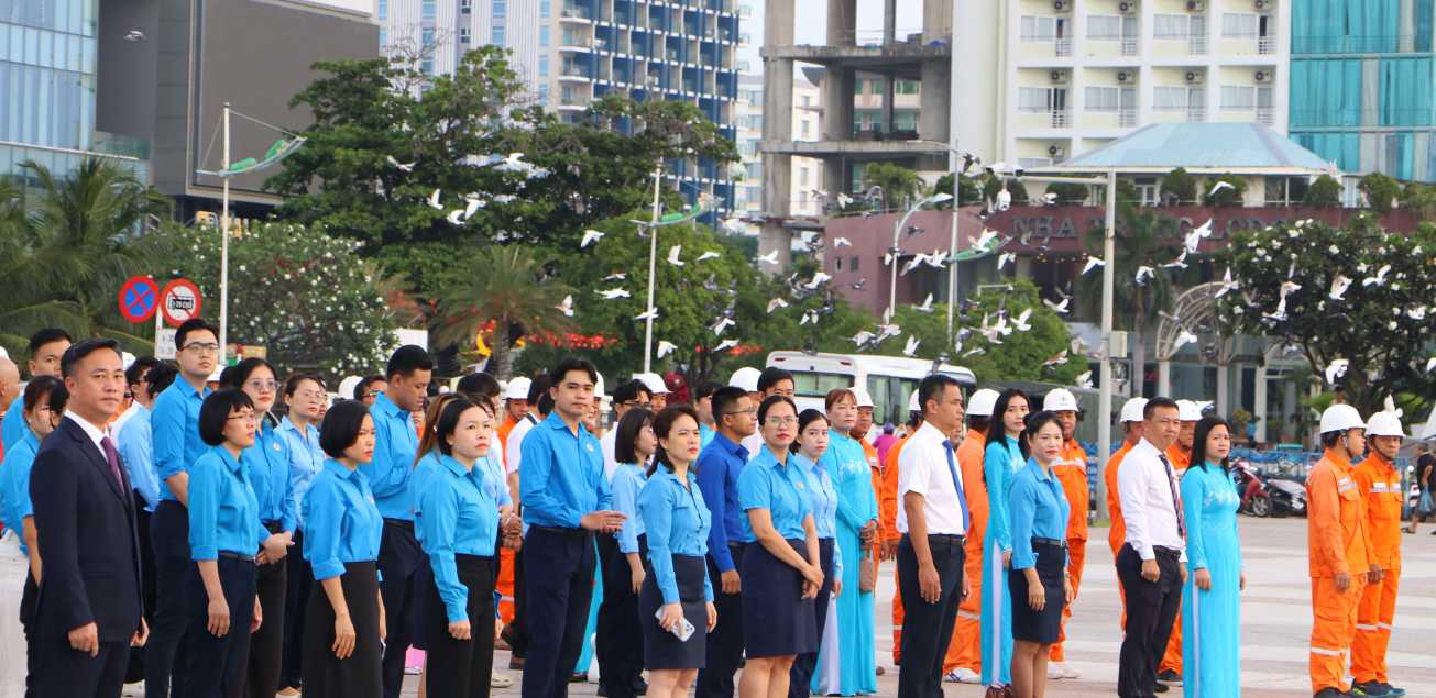 Đại diện công nhân các lĩnh vực, cán bộ công đoàn cơ sở tham gia lễ chào cờ. Ảnh: Phương Linh
