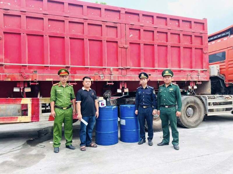 Lực lượng chắc năng phát hiện, xủ lý vận chuyển xăng dầu trái phép tại Khu vực của khẩu Lao Bảo. Ảnh:HQ