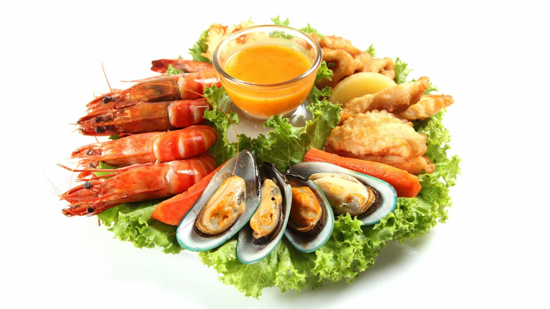 Một số loại hải sản có lợi cho người axit uric cao nếu biết chế biến và ăn đúng cách. Ảnh: Canva