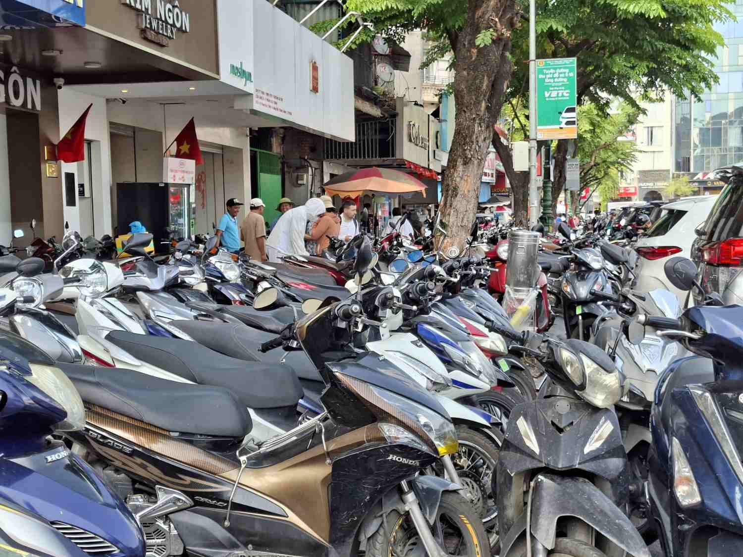 Vỉa hè đường Phan Chu Trinh (phường Bến Thành) hiện bị chiếm dụng để xe máy. Ảnh: Minh Quân