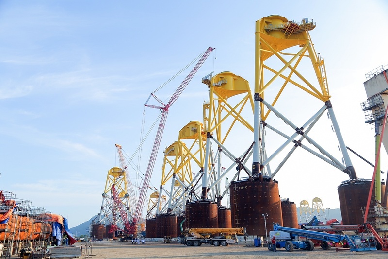 Công trường sản xuất các chân đế điện gió của Petrovietnam.