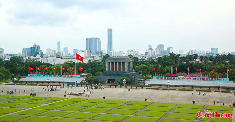 Giữa không gian thiêng liêng của Quảng trường Ba Đình, lá cờ đỏ sao vàng tung bay trước Lăng Chủ tịch Hồ Chí Minh đã trở thành hình ảnh thiêng liêng, in sâu trong tâm thức nhiều thế hệ người dân Việt Nam.