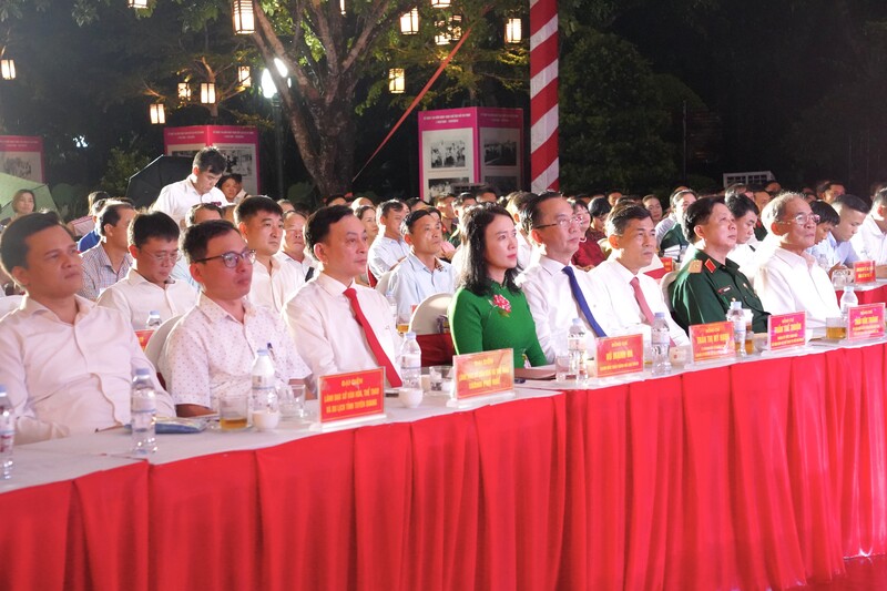 Các đồng chí nguyên lãnh đạo Đảng, Nhà nước cùng lãnh đạo các cơ quan, đơn vị tham dự lễ kỷ niệm. Ảnh: Mai Liễu