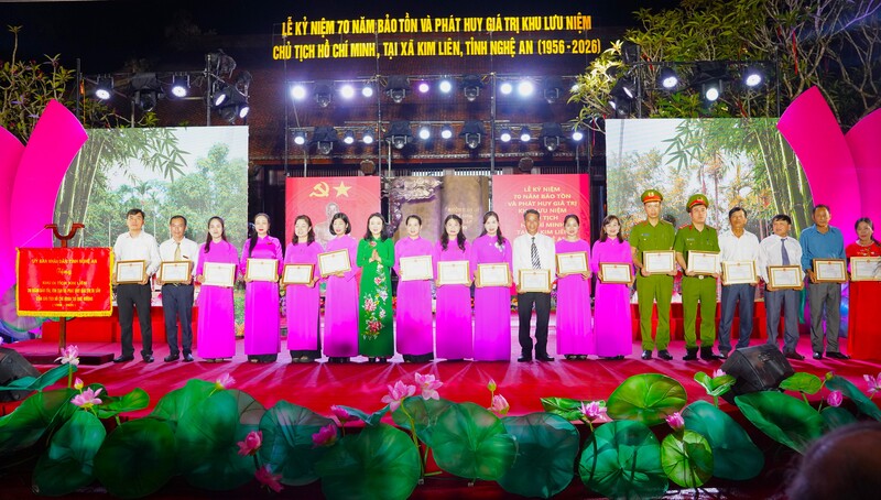 Giám đốc Sở Văn hoá, Thể thao và Du lịch tỉnh Nghệ An Trần Thị Mỹ Hạnh trao tặng giấy khen của Sở Văn hoá, Thể thao và Du lịch cho 17 cá nhân.