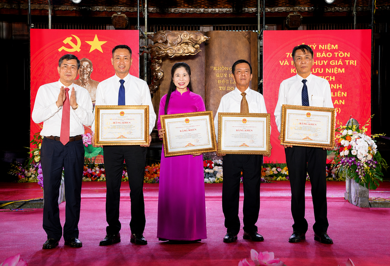 Phó Chủ tịch UBND tỉnh Thái Văn Thành trao tặng Bằng khen cho các tập thể, cá nhân có thành tích trong xây dựng và phát triển Khu Di tích Kim Liên. Ảnh: Mai Liễu