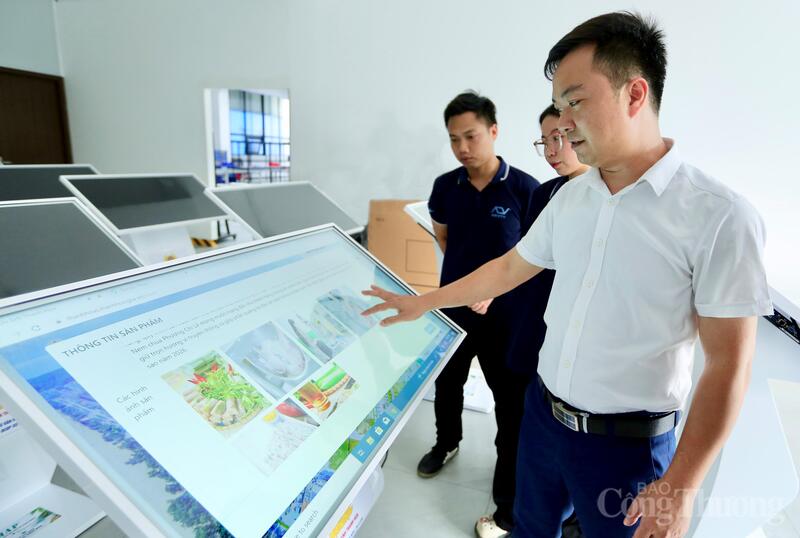 Anh Nguyễn Hữu Thế - Tổng Giám đốc Công ty Cổ phần Truyền thông số ADVTV là đơn vị cung cấp kios thông minh tích hợp công nghệ số ra thị trường phục vụ quảng bá sản phẩm OCOP và du lịch xứ Thanh. Ảnh: Ngô Nhung