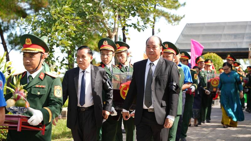Đưa các anh hùng liệt sĩ từ nước bạn Lào về với quê hương, đất mẹ. Ảnh: M. Hiếu