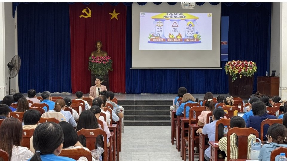Báo cáo viên triển khai chuyên đề về an toàn, vệ sinh lao động cho cán bộ công đoàn và an toàn vệ sinh viên tại doanh nghiệp. Ảnh: Hoàng Lộc