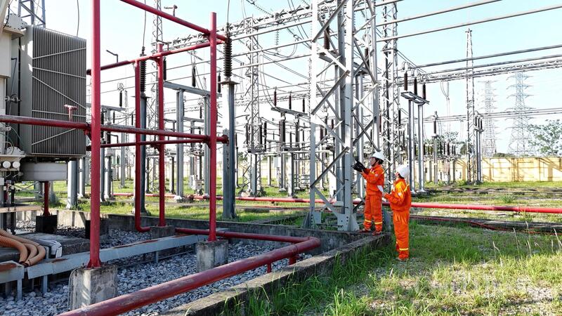 Các đơn vị điện lực và truyền tải điện liên tục ứng trực, kiểm tra thiết bị, san tải và theo dõi vận hành hệ thống trong những ngày nhu cầu sử dụng điện tăng cao. Ảnh: Mạnh Hùng