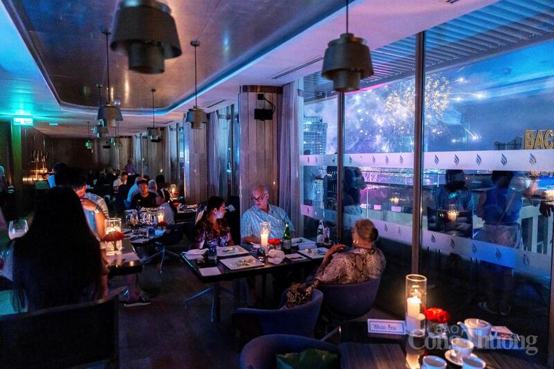 Với lợi thế ven sông Hàn, có tầm nhìn tốt ra khu vực bắn pháo hoa, nhiều khách sạn đã thiết kế các gói trải nghiệm dịch vụ ẩm thực - ngắm pháo hoa để thu hút khách. Ảnh chụp tại khách sạn Hilton Da Nang