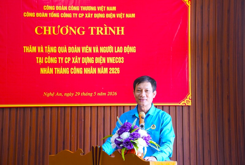 Chủ tịch Công đoàn Công Thương Việt Nam Lê An Hải động viên, chia sẻ với người lao động. Ảnh: Mai Liễu