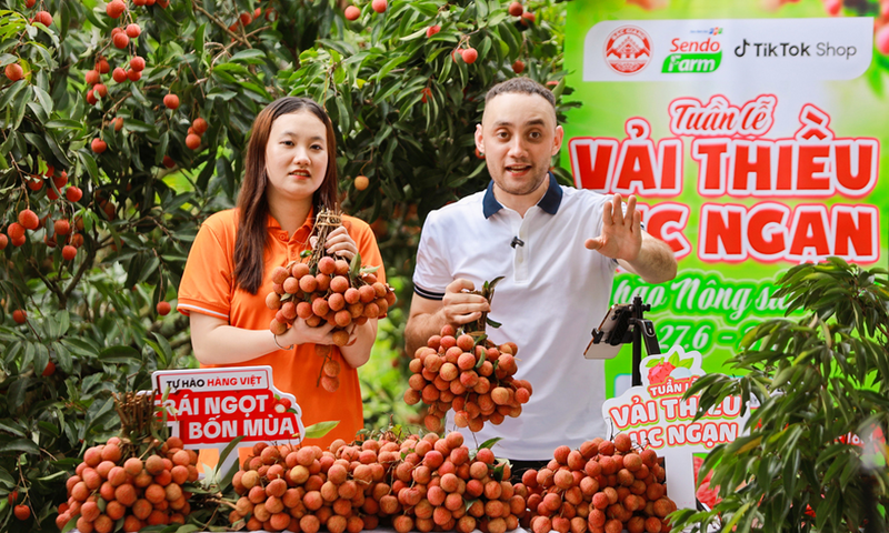 Tại lớp tập huấn, các nghệ nhân OCOP Bắc Ninh được chuyên gia trực tiếp hướng dẫn kỹ năng livestream bán hàng và xây dựng gian hàng số