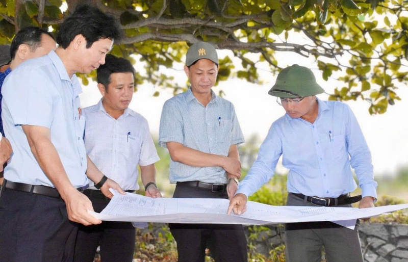 Phó chủ tịch UBND tỉnh Quảng Ngãi Nguyễn Ngọc Sâm kiểm tra các dự án tại xã Tịnh Khê để tháo gỡ vướng mắc, khơi thông nguồn lực để phát triển du lịch. Ảnh: Ý Thu