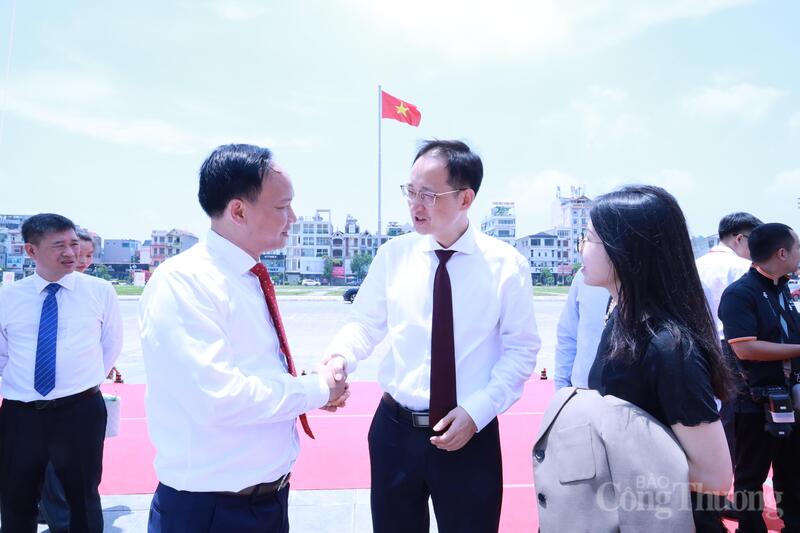 Ông Phạm Văn Thịnh trao đổi với ông Vương Quần, Đại diện lâm thời Đại sứ quán Trung Quốc tại Việt Nam trong khuôn khổ Hội nghị xúc tiến tiêu thụ vải thiều và nông sản chủ lực tỉnh Bắc Ninh mới đây. Ảnh: Trần Khoa