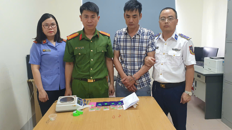 Hồ Xuân Tùng cùng tang vật tại cơ quan chức năng. Ảnh: Tiến Anh