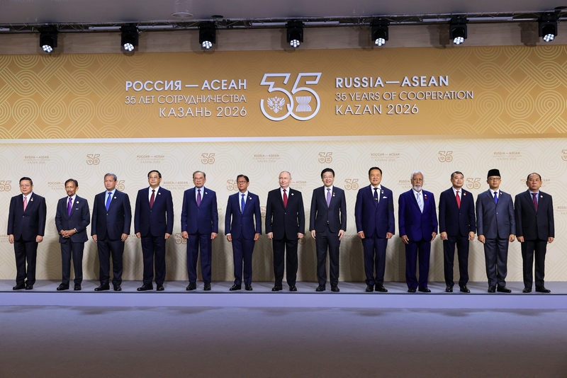 Tổng thống Liên bang Nga Vladimir Putin đón Trưởng đoàn các nước thành viên ASEAN dự phiên toàn thể Hội nghị Cấp cao Kỷ niệm 35 năm quan hệ ASEAN - Nga - Ảnh: VGP/Nhật Bắc