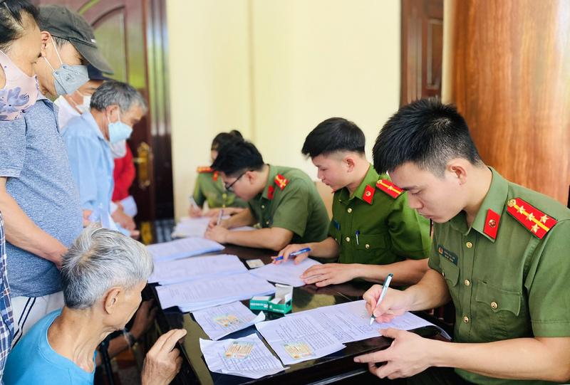 Lực lượng Công an Thanh Hoá bố trí đầy đủ bàn tiếp đón, trực tiếp hướng dẫn người dân kê khai giấy tờ thu nhận mẫu ADN. Ảnh: Quốc Anh