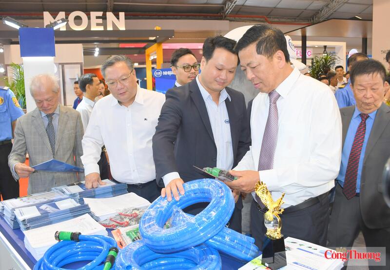 Bộ trưởng Bộ Xây dựng và các đại biểu tham quan gian hàng trưng bày, giới thiệu sản phẩm tại triển lãm. Ảnh: Thanh Minh.
