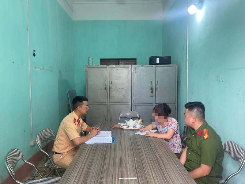 Lực lượng chức năng tỉnh Lạng Sơn làm việc với người phụ nữ vi phạm. Ảnh: Cục Cảnh sát giao thông