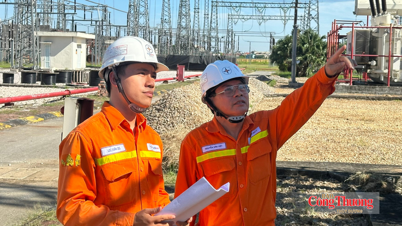 Anh Lưu Xuân Lộc, công nhân vận hành tại TBA 500kV Tây Hà Nội cùng các anh em trong ca trực.
