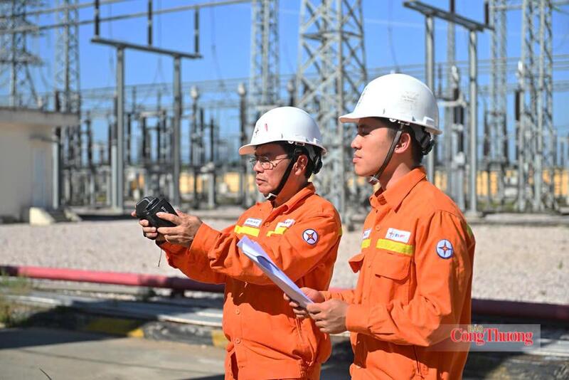 Công tác kiểm tra, soi phát nhiệt các máy biến áp vào trưa ngày 24/6 tại TBA 500kV Tây Hà Nội