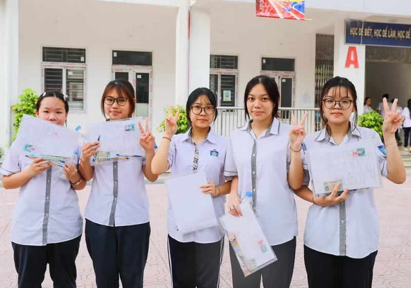 Thí sinh Hà Nội dự thi lớp 10 môn Ngữ văn tại điểm thi Trường Trung học phổ thông Đoàn Kết-Hai Bà Trưng. (Ảnh: Khánh Hòa/TTXVN)
