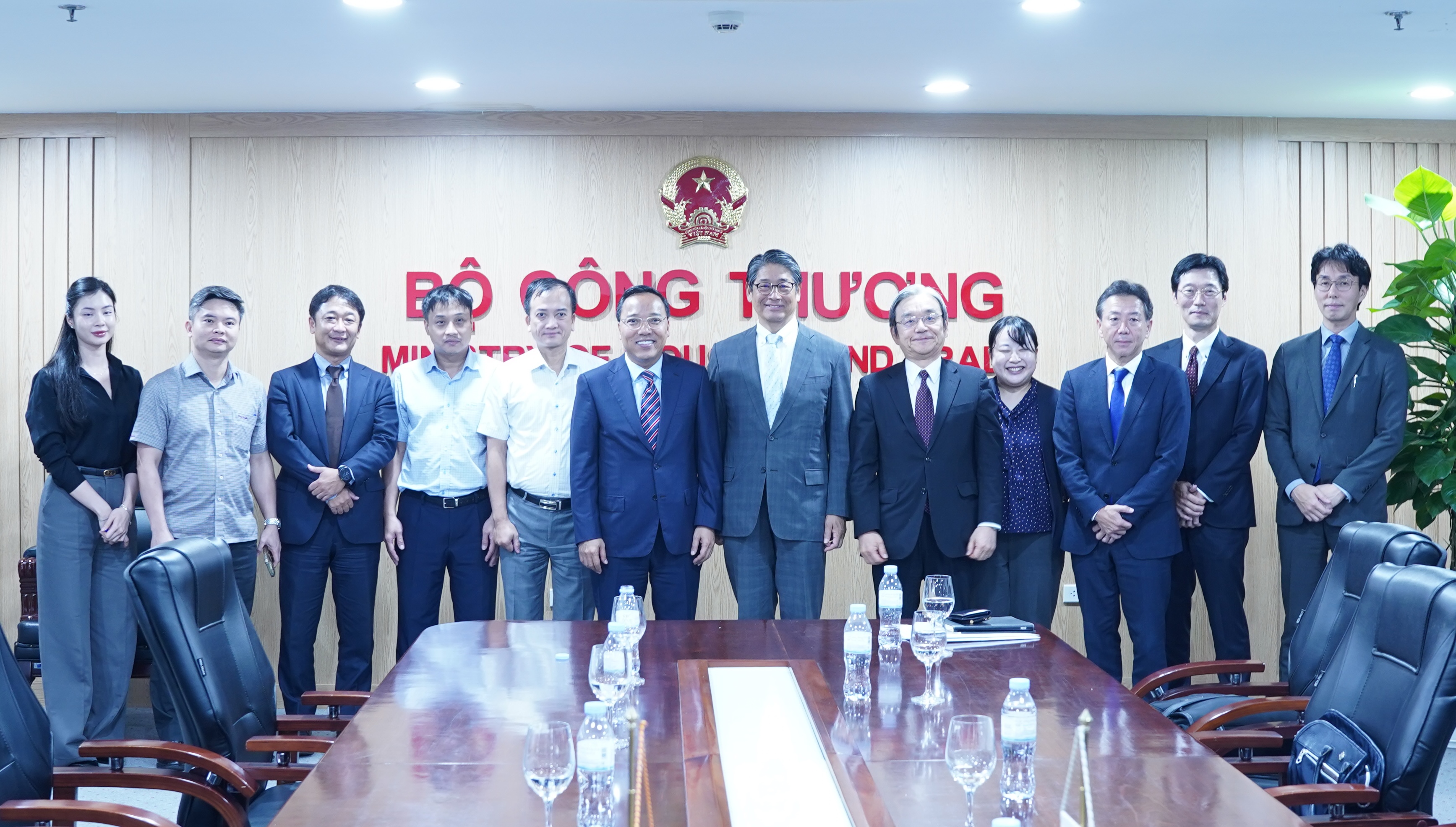 Thứ trưởng Bộ Công Thương Nguyễn Hoàng Long và các đơn vị chụp ảnh lưu niệm