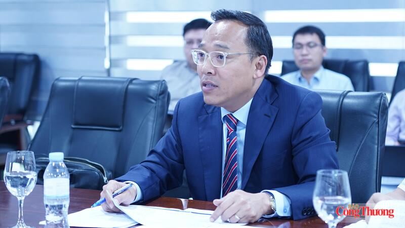 Thứ trưởng Bộ Công Thương Nguyễn Hoàng Long phát biểu tại buổi làm việc
