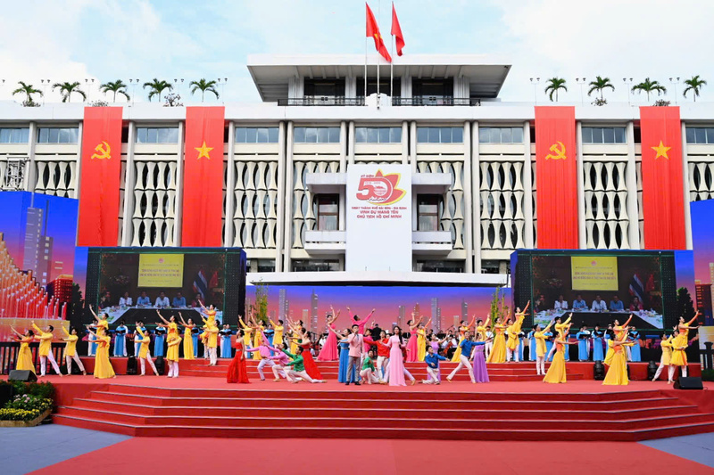 Lễ kỷ niệm 50 năm Ngày Thành phố Sài Gòn - Gia Định vinh dự mang tên Chủ tịch Hồ Chí Minh diễn ra vào sáng nay (2/7) tại Hội trường Thống Nhất. Ảnh:VGP